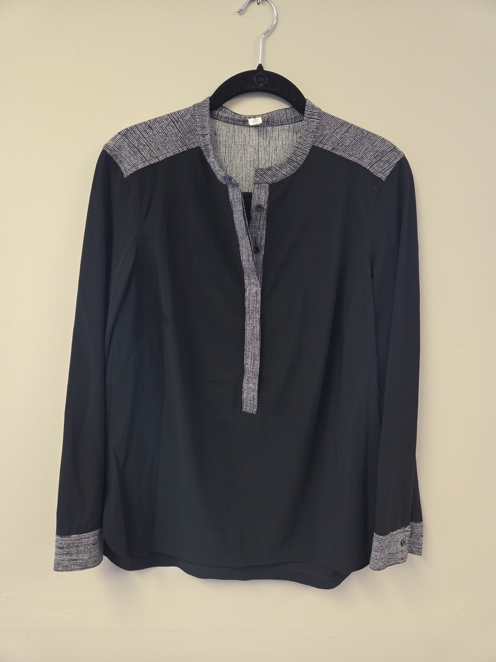 Lululemon Womens Black Long-Sleeve Shirt with Heather Gray Trim